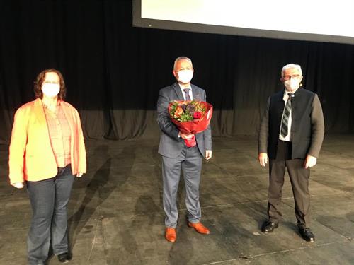 The President Prof. Dr. Edeltraud Vomberg (on the left) and the Chairperson of the University Council Herbert K. Meyer congratulate Prof. Dr. Manfred Wojciechowski and wish him every success for his term of office. 